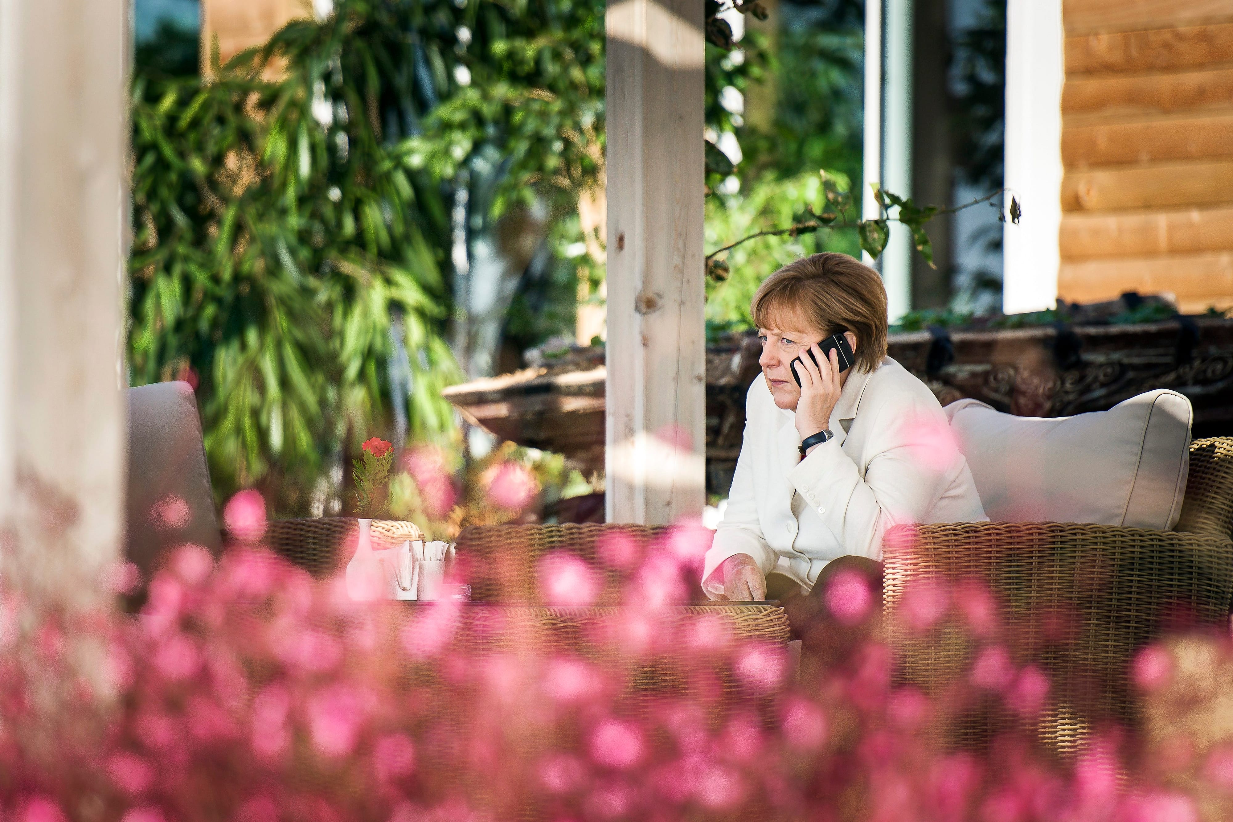 Bundeskanzlerin Angela Merkel telefoniert am Rande eines Gipfeltreffens