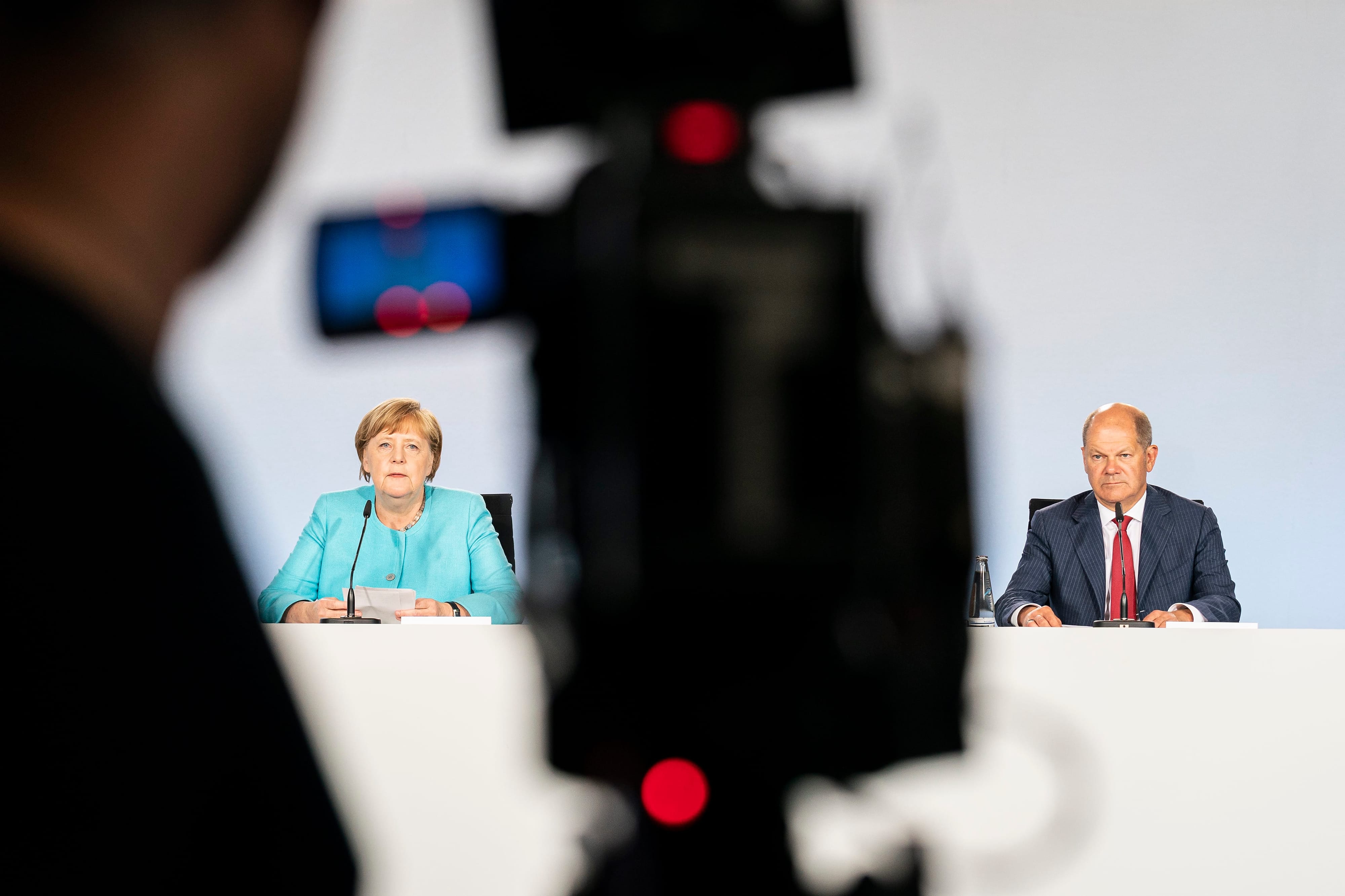 Politik in Zeiten von Corona, Bundeskanzlerin Angela Merkel und Vizekanzler Olaf Scholz bei einer Pressekonferenz
