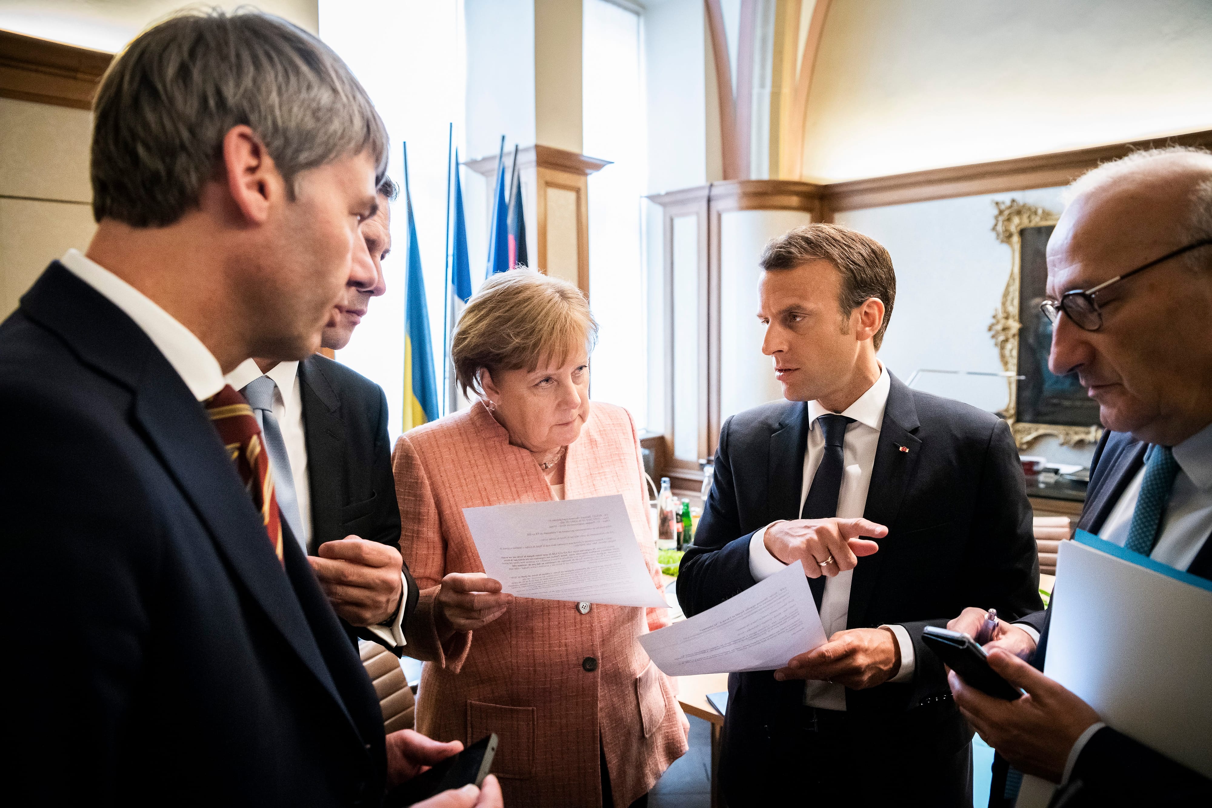 Bundeskanzlerin Angela Merkel und der Französische Staatspräsident Macron mit ihren Beratern am Rande eines bilateralen Treffens