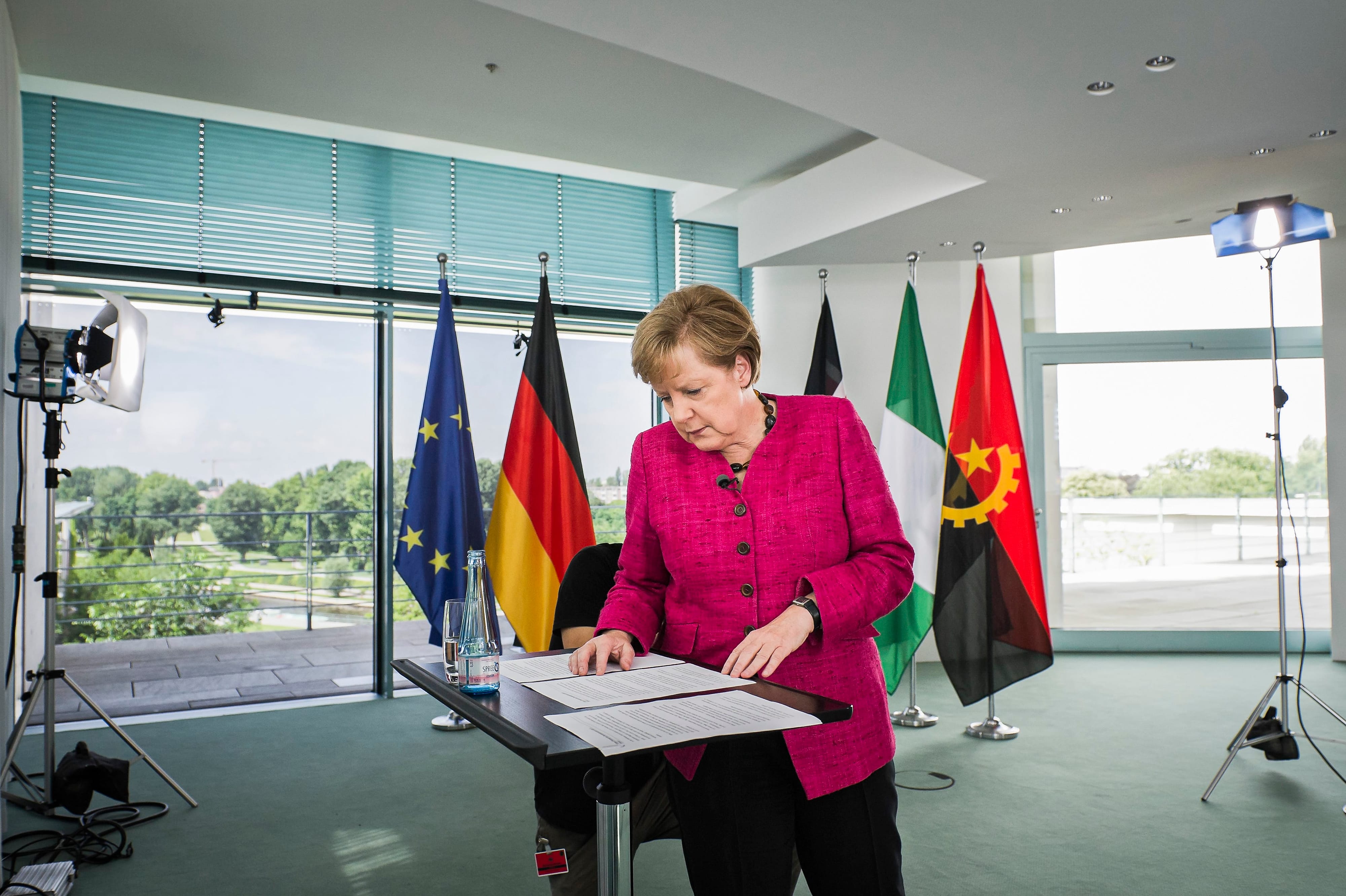 Bundeskanzlerin Angela Merkel bei der Vorbereitung ihres wöchentlichen Podcasts