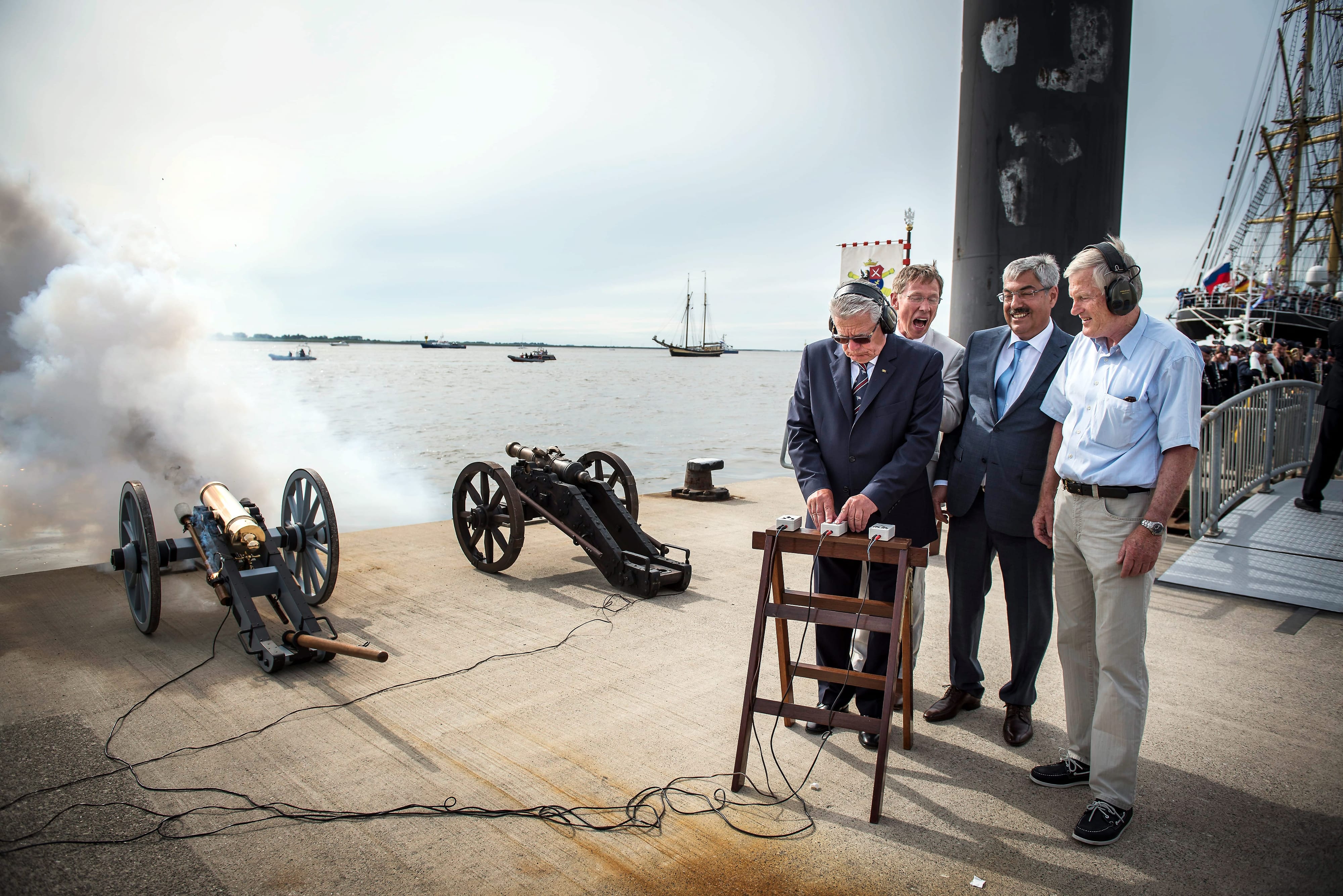 Bundespräsident Gauck eröffnet in Rostock die HanseSail mit Kanonenschüssen
