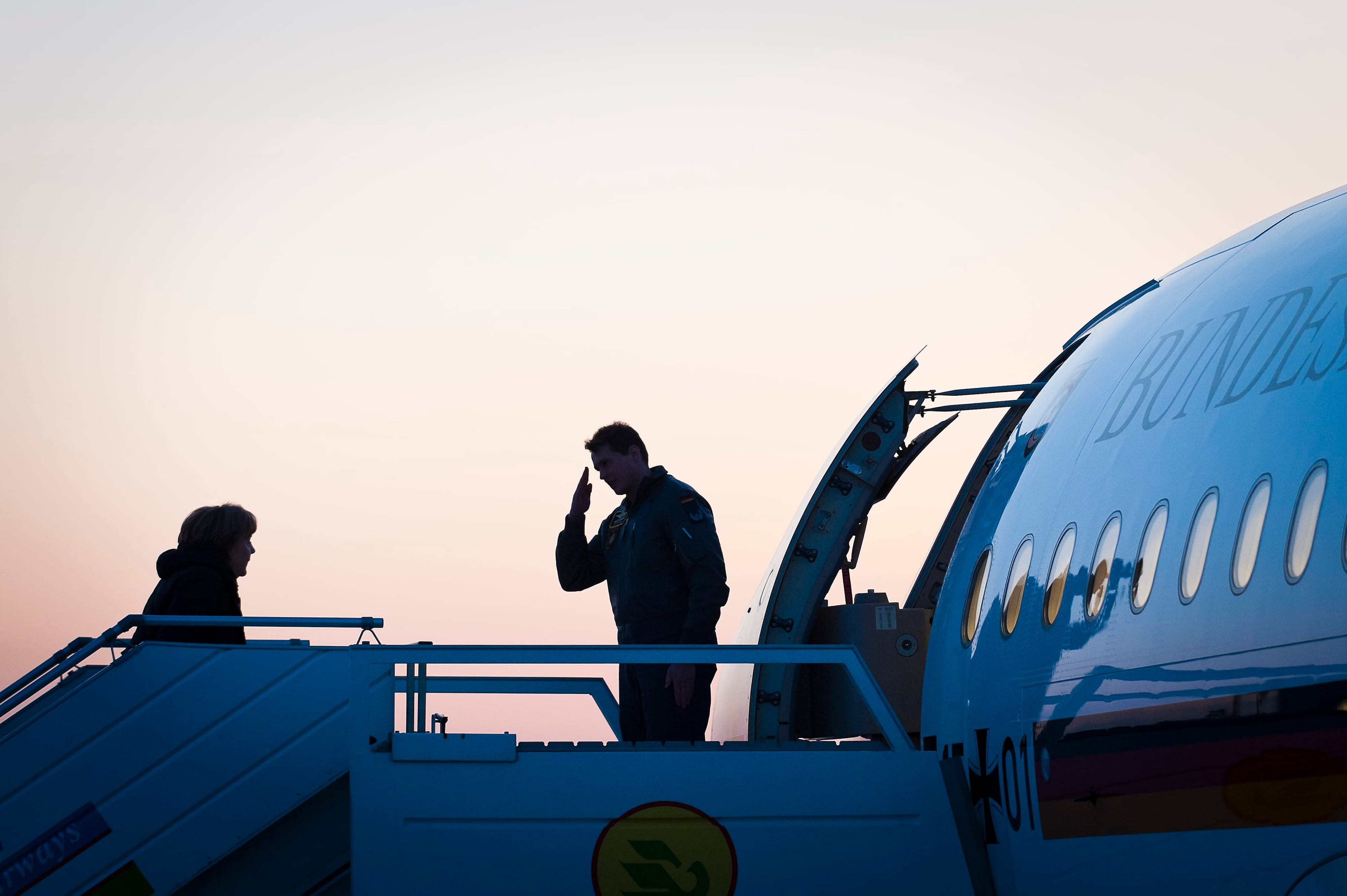 Bundeskanzlerin Angela Merkel besteigt nach einem Truppenbesuch in Afghanistan den Luftwaffenairbus für den Weiterflug