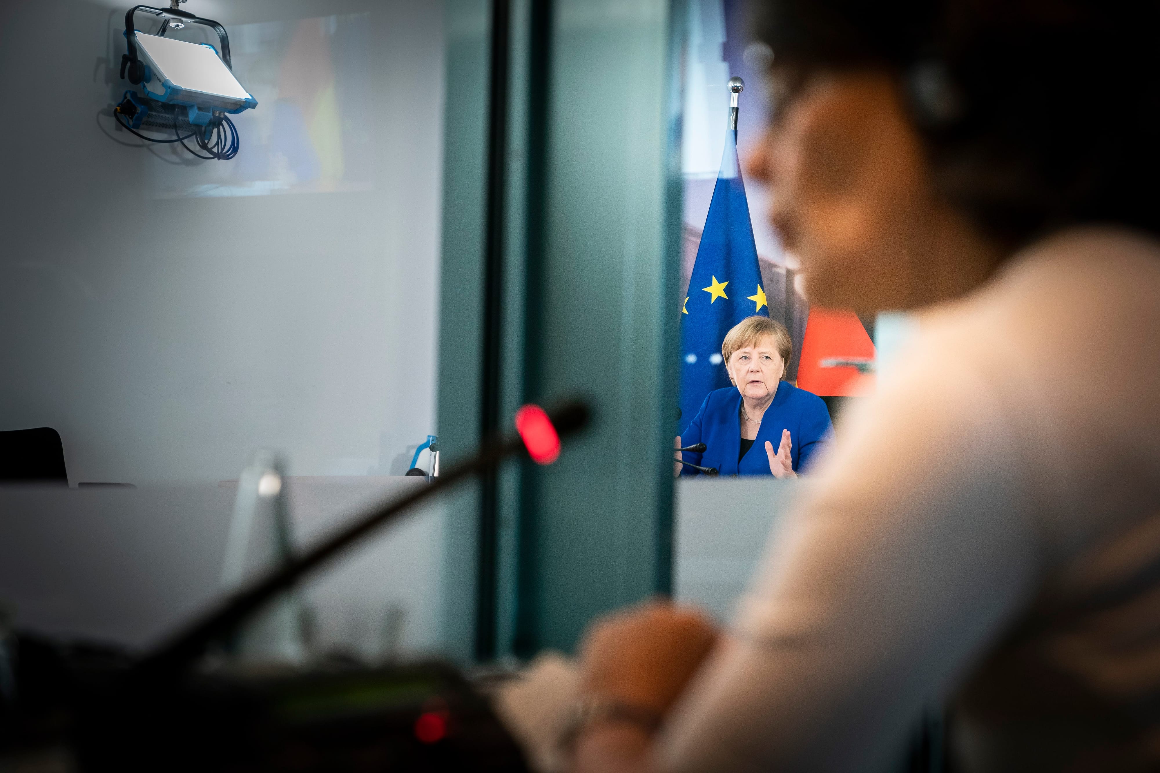 Bundeskanzlerin Angela Merkel bei einer Videokonferenz mit einem internationalen Amtskollegen.