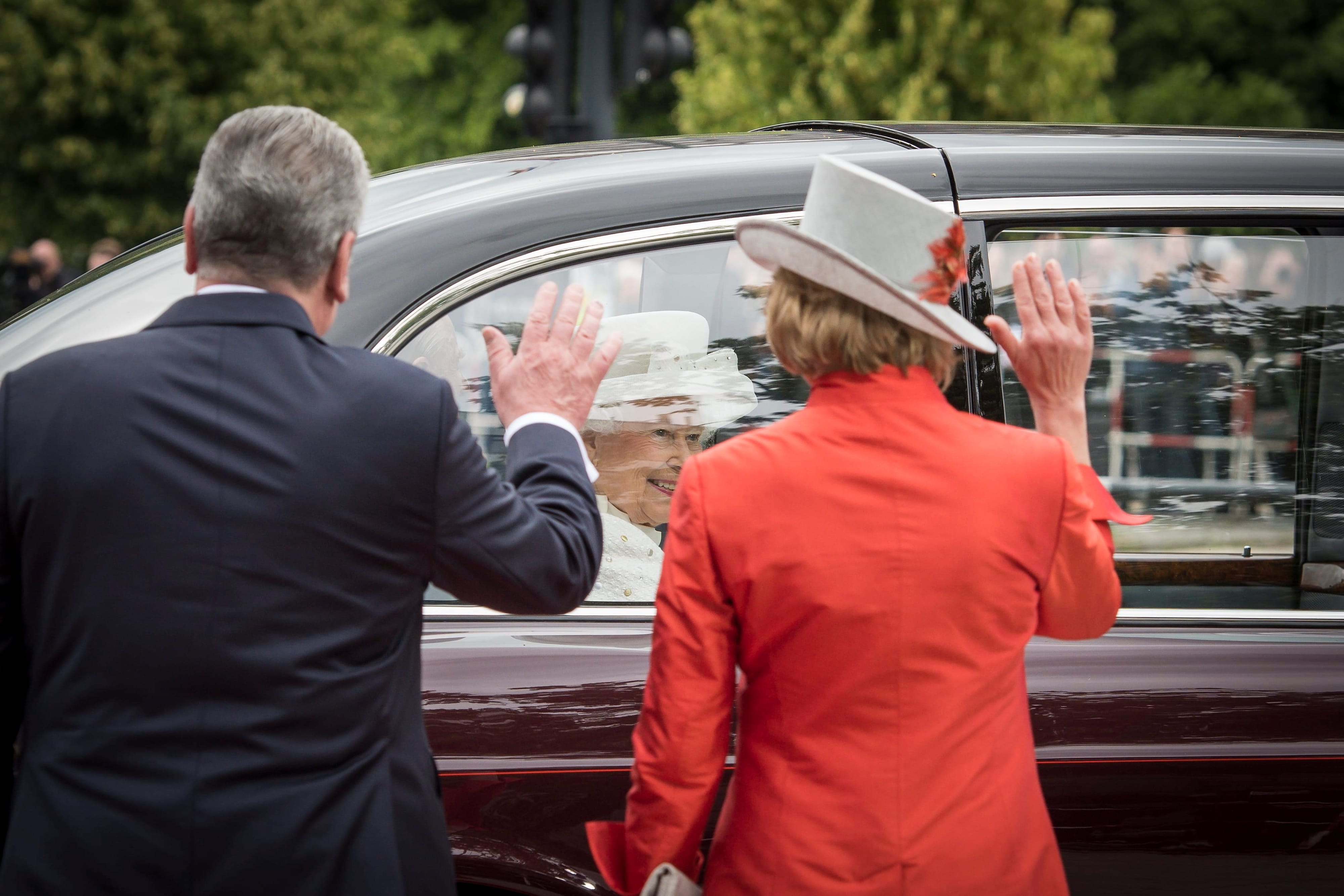 Bundespräsident Joachim Gauck und Daniela Schadt verabschieden Queen Elisabeth II nach ihrem Staatsbesuch vor Schloss Bellevue