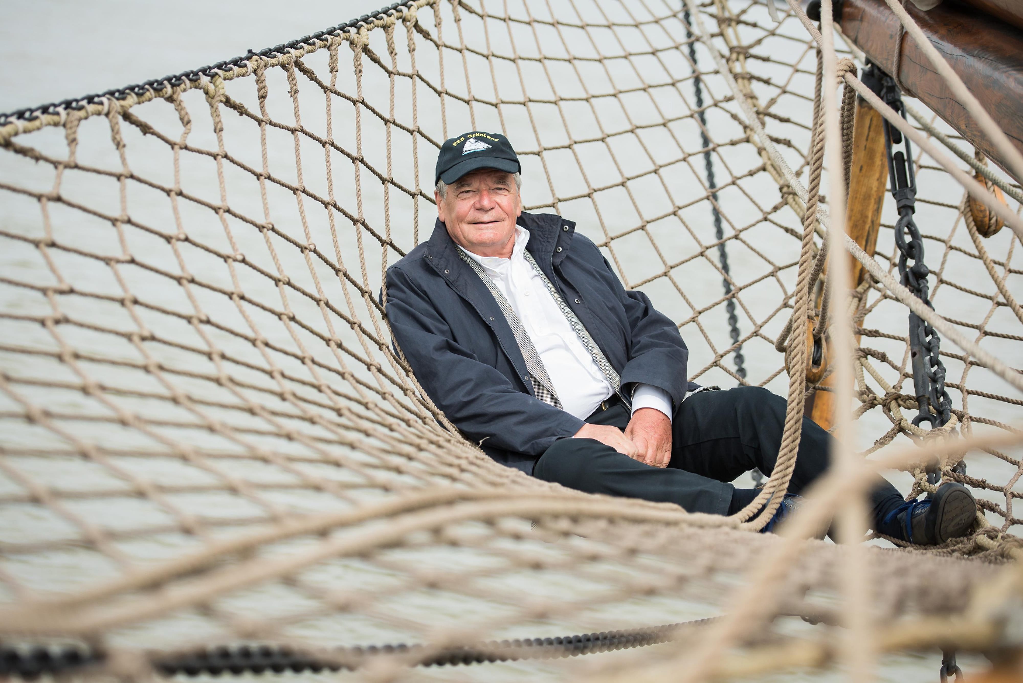 Der passionierte Segler, Bundespräsident Joachim Gauck, auf einem Segelschiff.