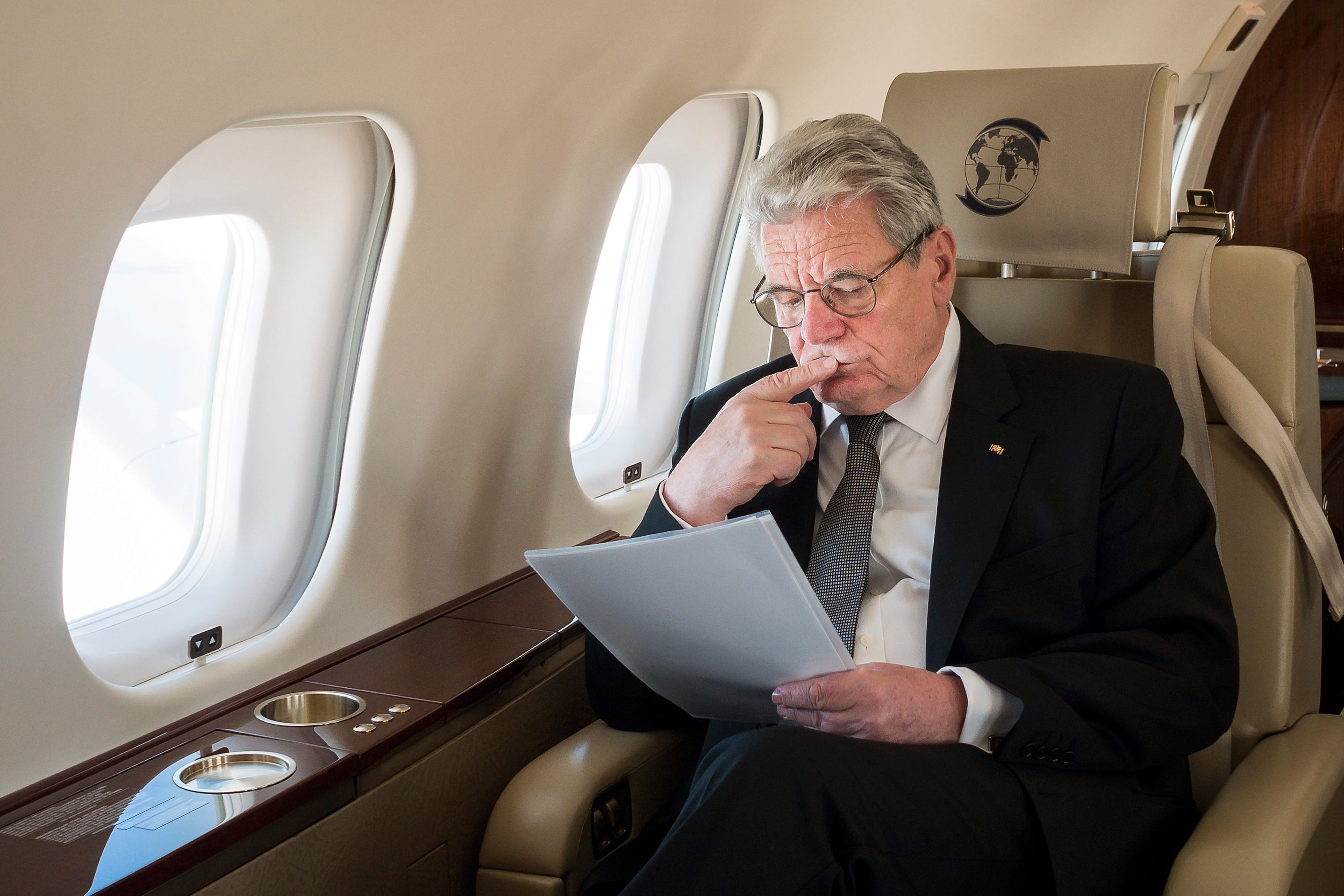 Bundespräsident Gauck geht an Bord ein Redemanuskript durch