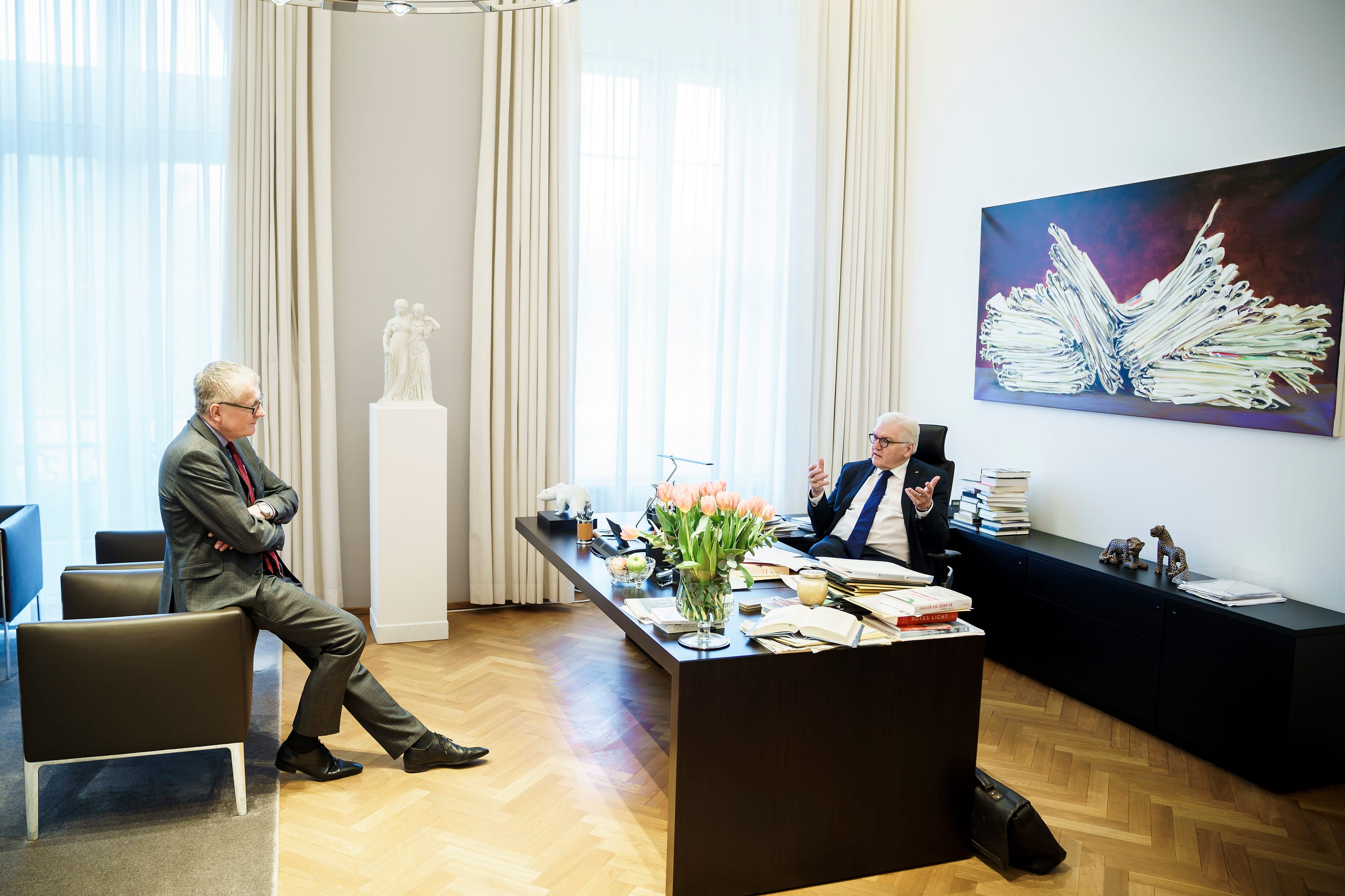 Bundespräsident Frank-Walter Steinmeier bespricht sich in seinem Büro mit seinem Staatssekretär Stephan Steinlein