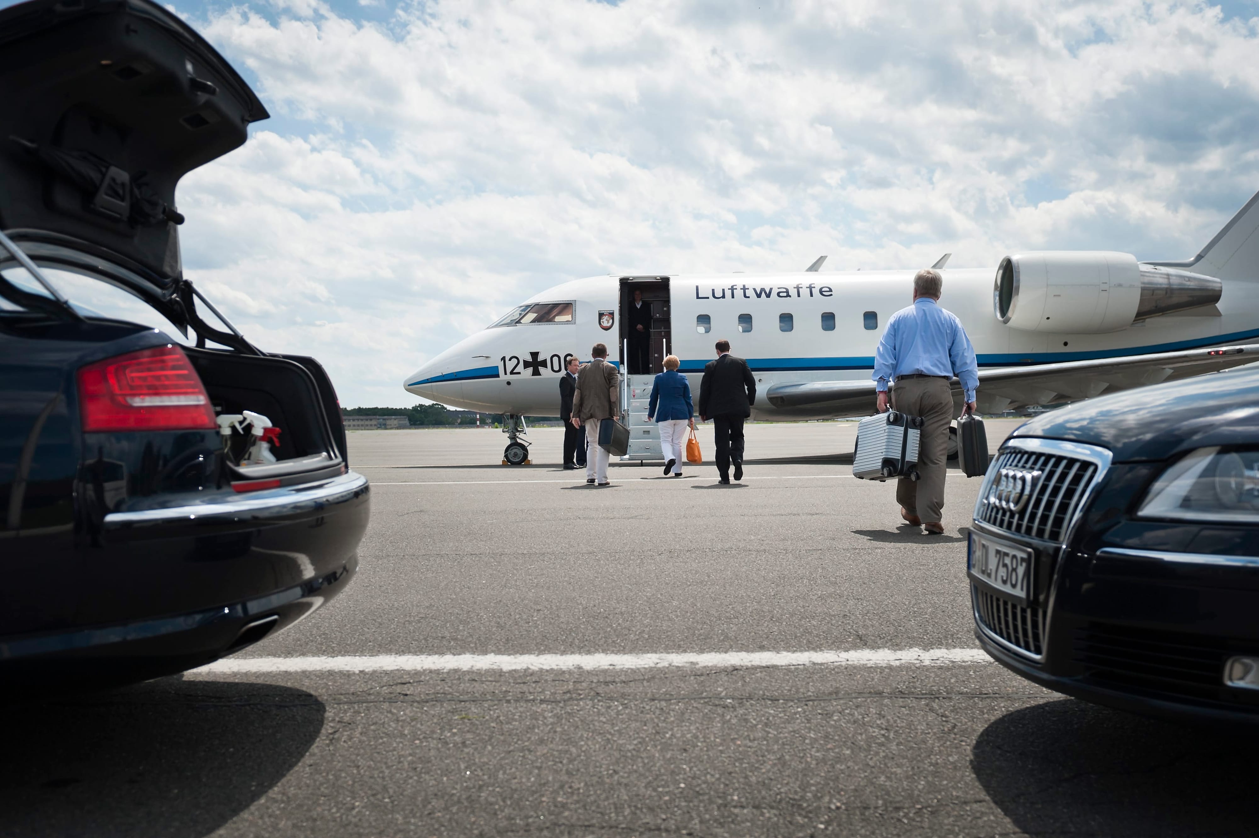 Bundeskanzlerin Angela Merkel auf dem Weg zu einem Regierungsflugzeug
