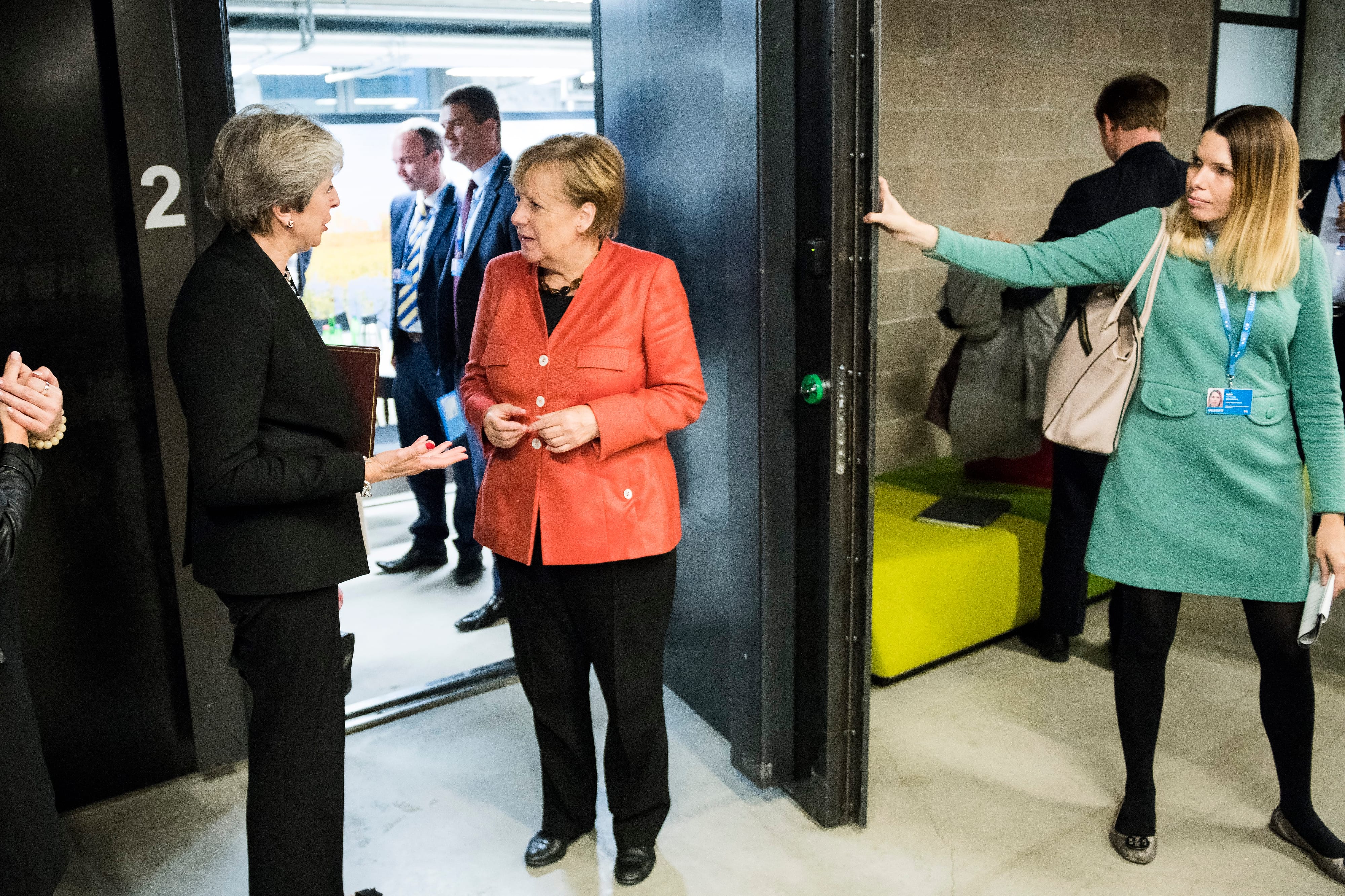 Bundeskanzlerin Angela Merkel im Gespräch mit der englischen Premierministerin Theresa May am Rande eines Gipfeltreffens