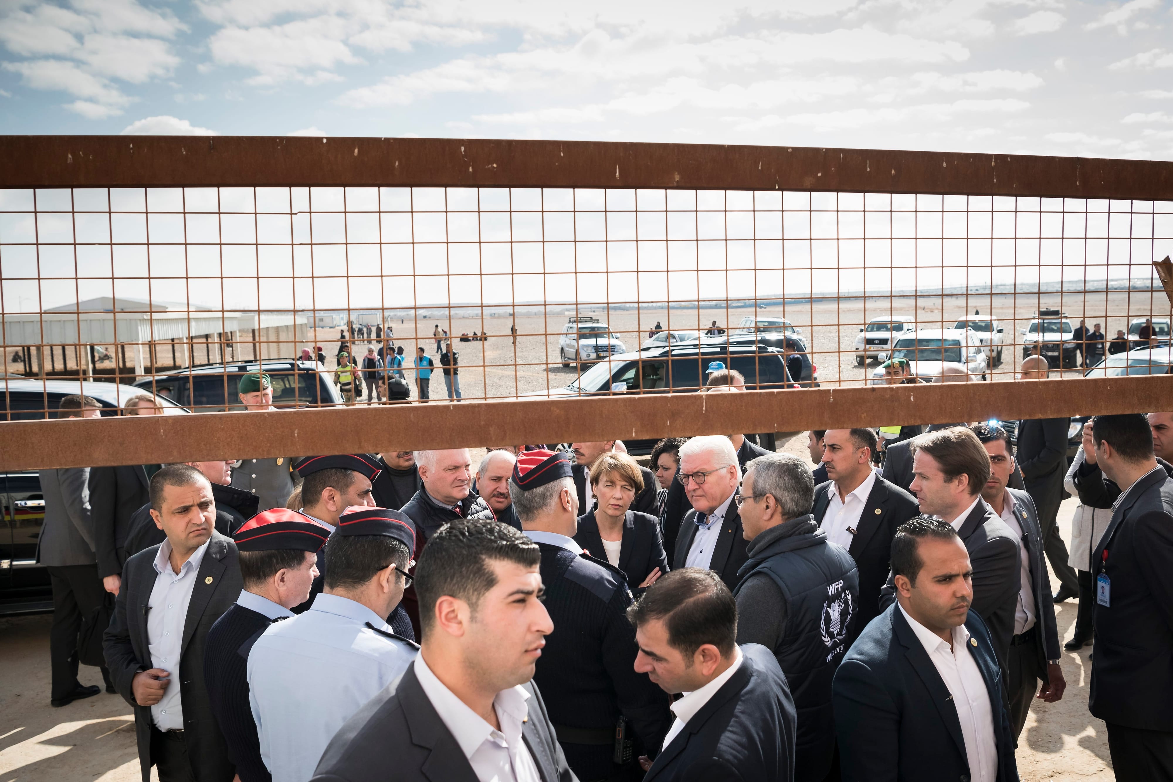 Bundespräsident Frank-Walter Steinmeier und Elke Bedenkender bei ihrem Besuch im Flüchtlingslager al-Azraq in Jordanien
