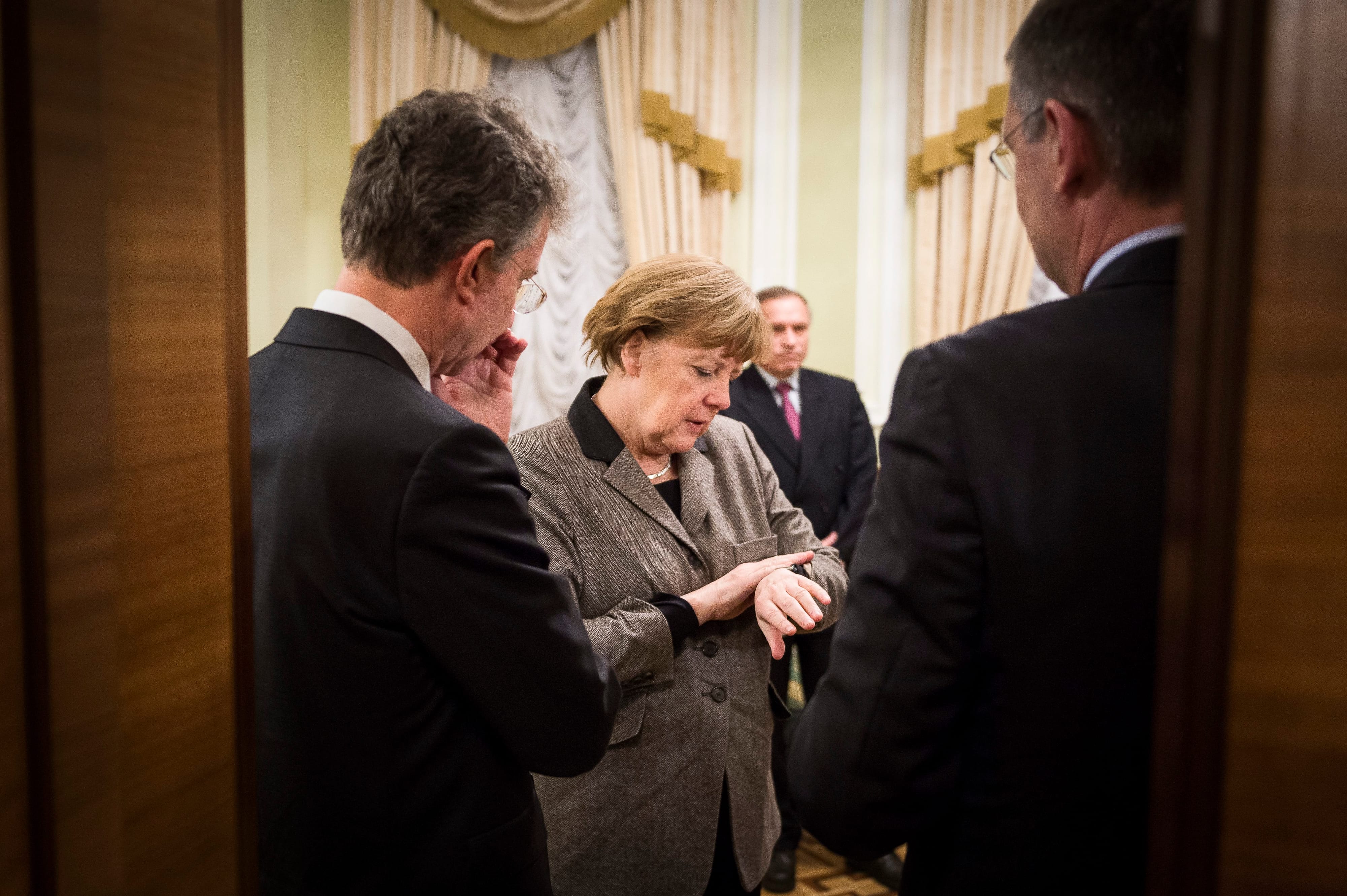 Bundeskanzlerin Angela Merkel und ihre Berater bei einer Verhandlungspause während der Ukraine-Friedensgespräche im Kreml