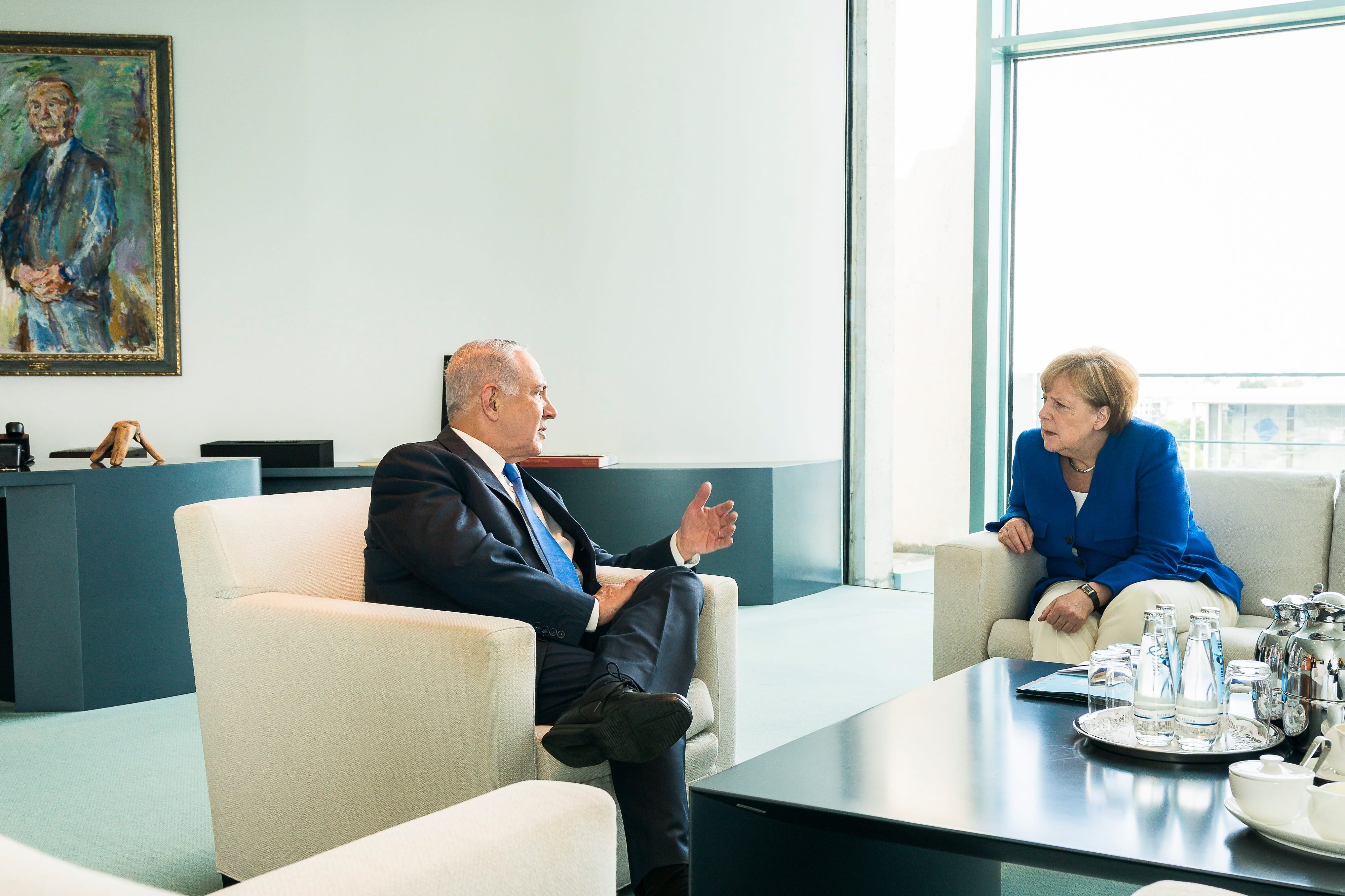 Bundeskanzlerin Angela Merkel im Gespräch mit dem israelischen Premier Benjamin Netanjahu in ihrem Büro im Bundeskanzleramt