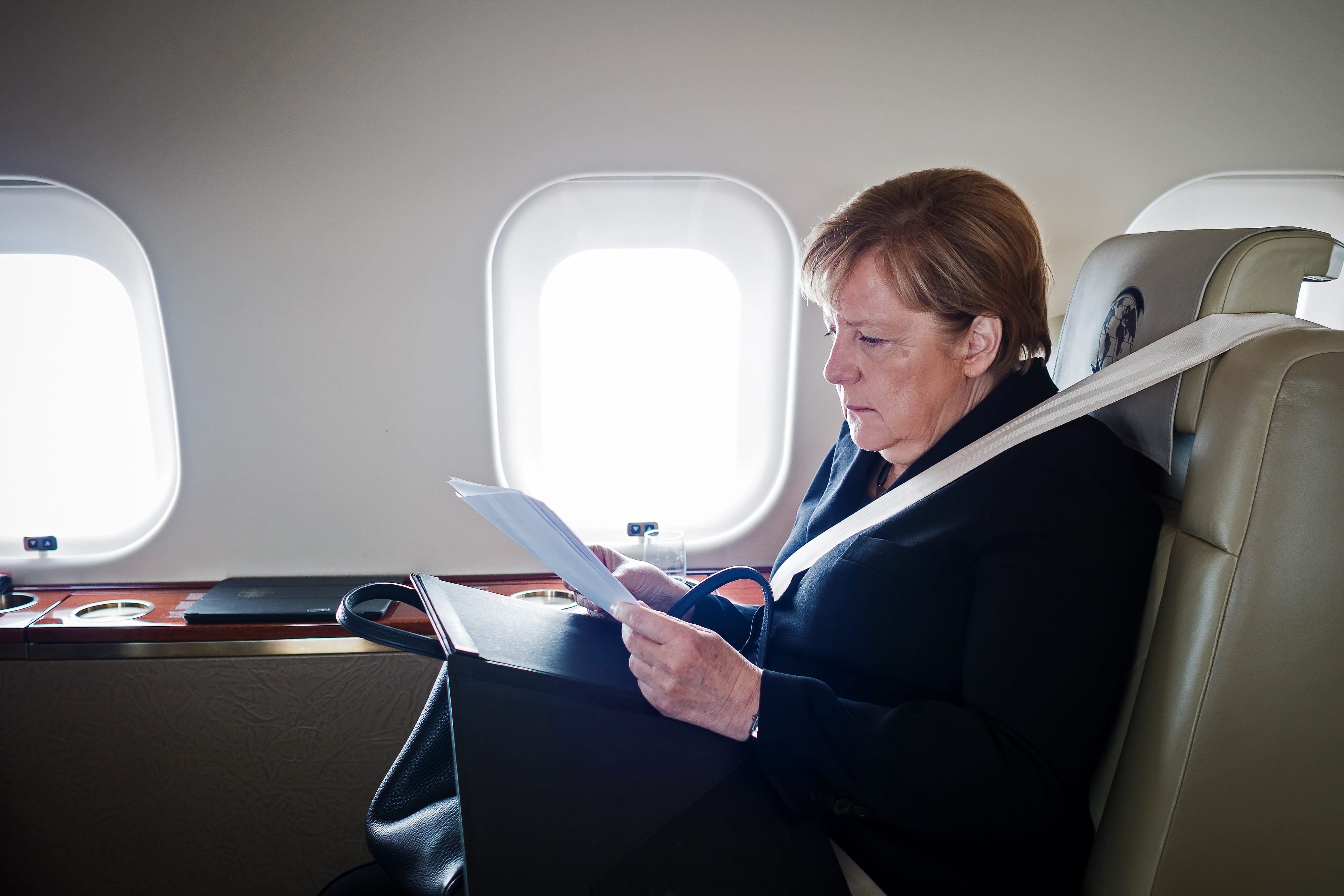 Bundeskanzlerin Angela Merkel geht im Flugzeug ihre Rede für die Trauerfeier von Helmut Kohl durch