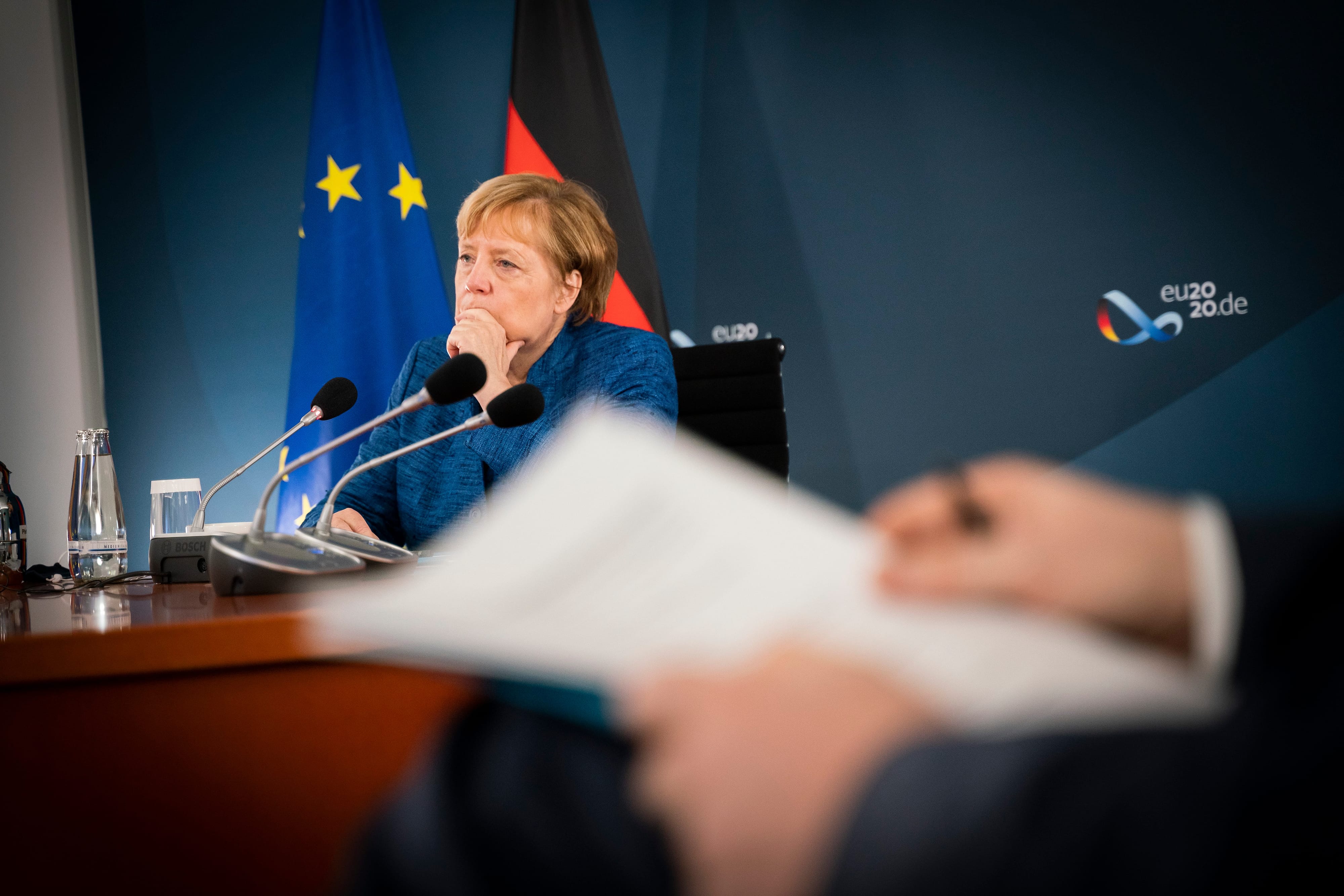Bundeskanzlerin Angela Merkel bei einer Videokonferenz mit einem internationalen Amtskollegen.